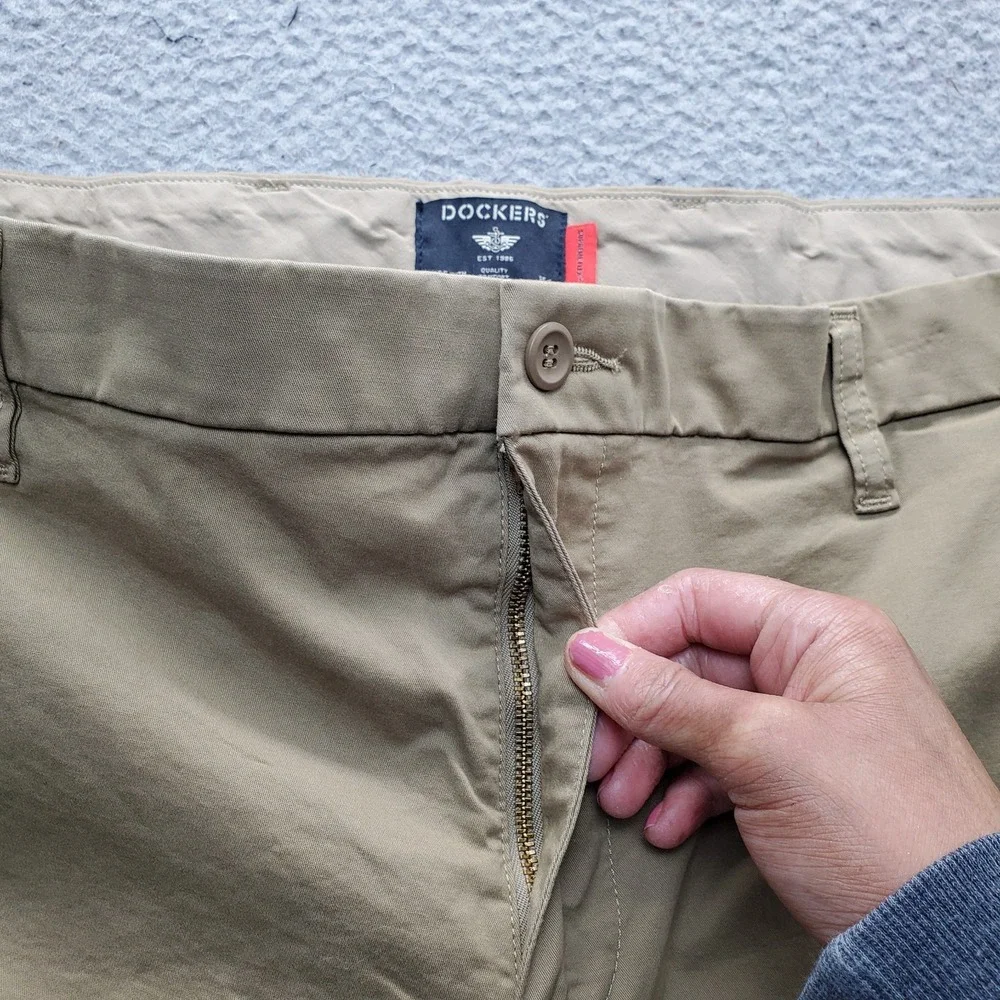 DOCKERS Supreme Flex Ultimate Shorts Mens 42‎ Brown Comfort Fit Flat Front